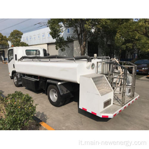 Camion dell&#39;acqua del bagno per l&#39;aeroporto